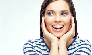 A woman with Six Month Smiles clear braces